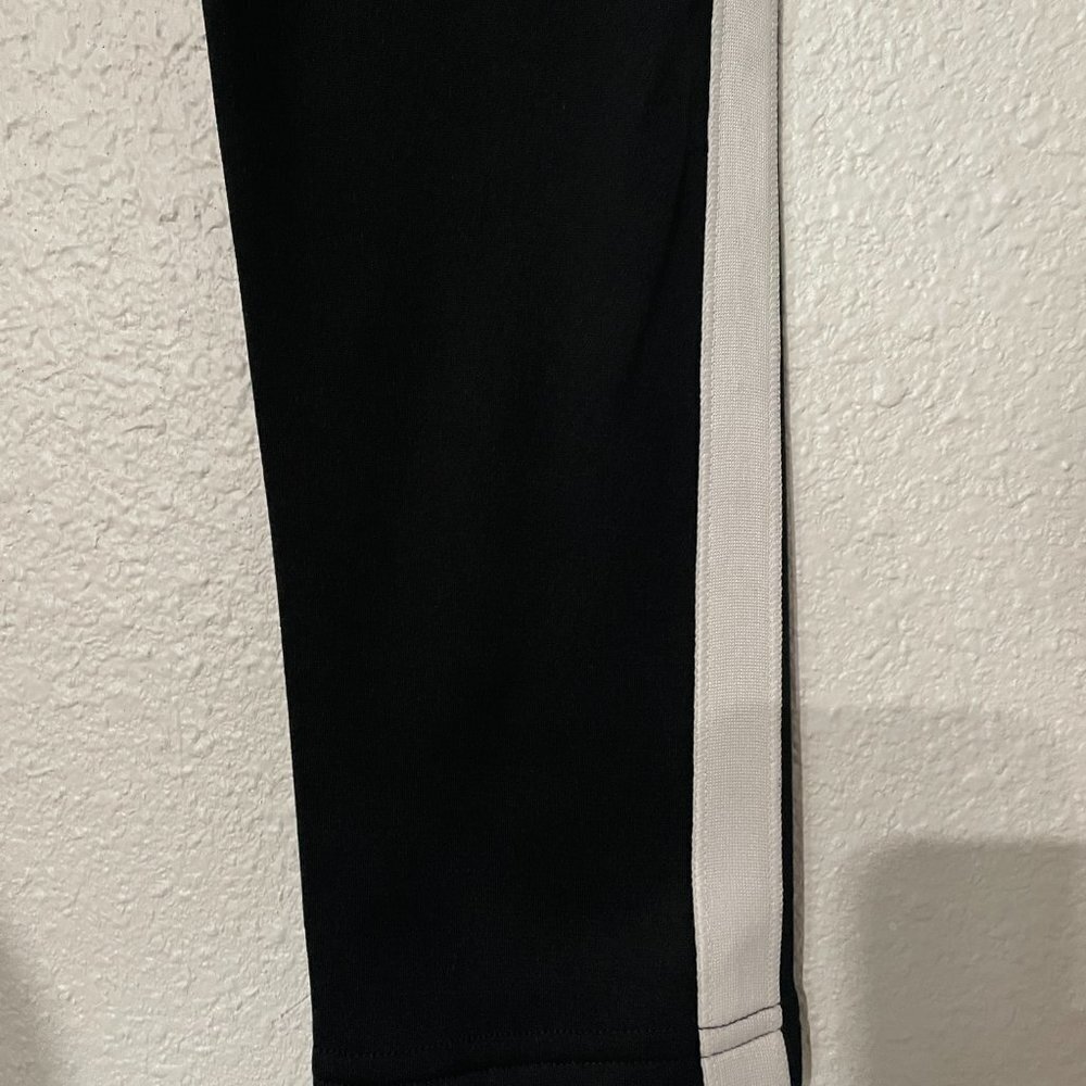 Under Armour Fortitude Loose Fit Black Long Sleeve. Medium. - Picture 8 of 8